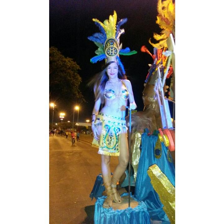 Isa_Estela's tweet photo. En Las Comparsas jajajaja representando al iut ♥♡ http://t.co/kjDE1u9JZz