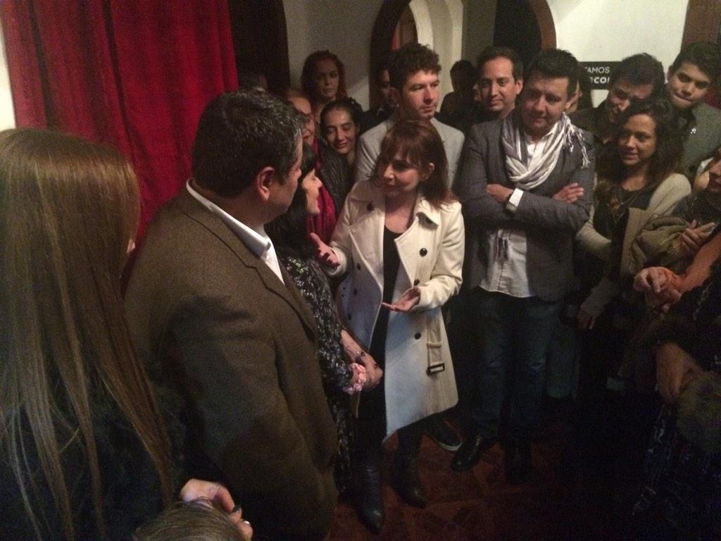 TeatroEnCorto's tweet photo. Ya estamos develando placa! Aplausos #EnCorto! http://t.co/tOEuagpJyf