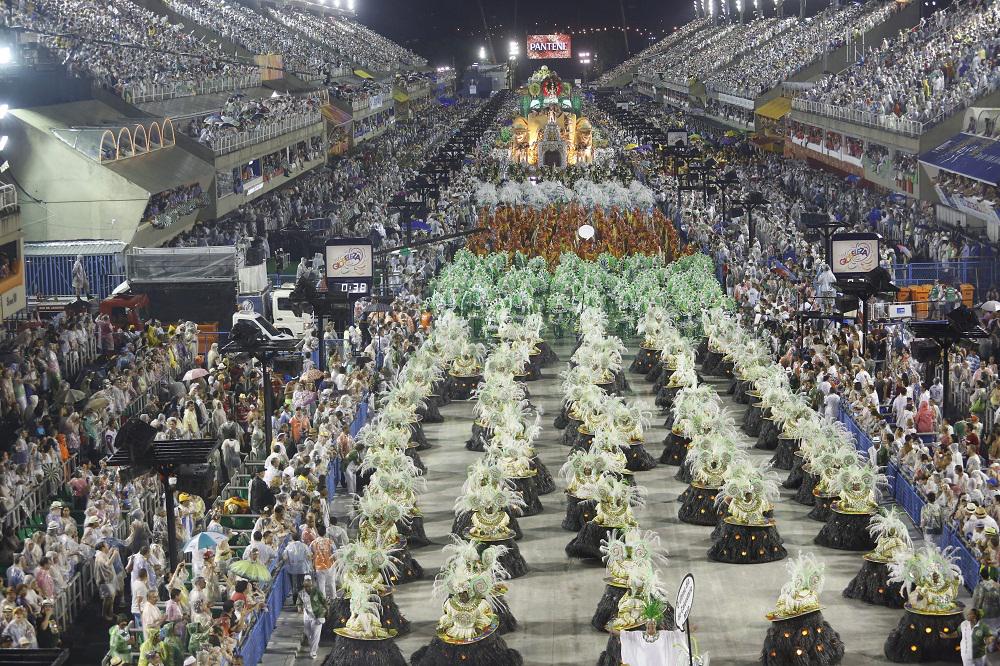 JornalOGlobo's tweet photo. Mocidade encerra desfile com grito 'É campeã'. http://t.co/hdzcUfjdWU #CarnavalRJ http://t.co/GSnudrI51y