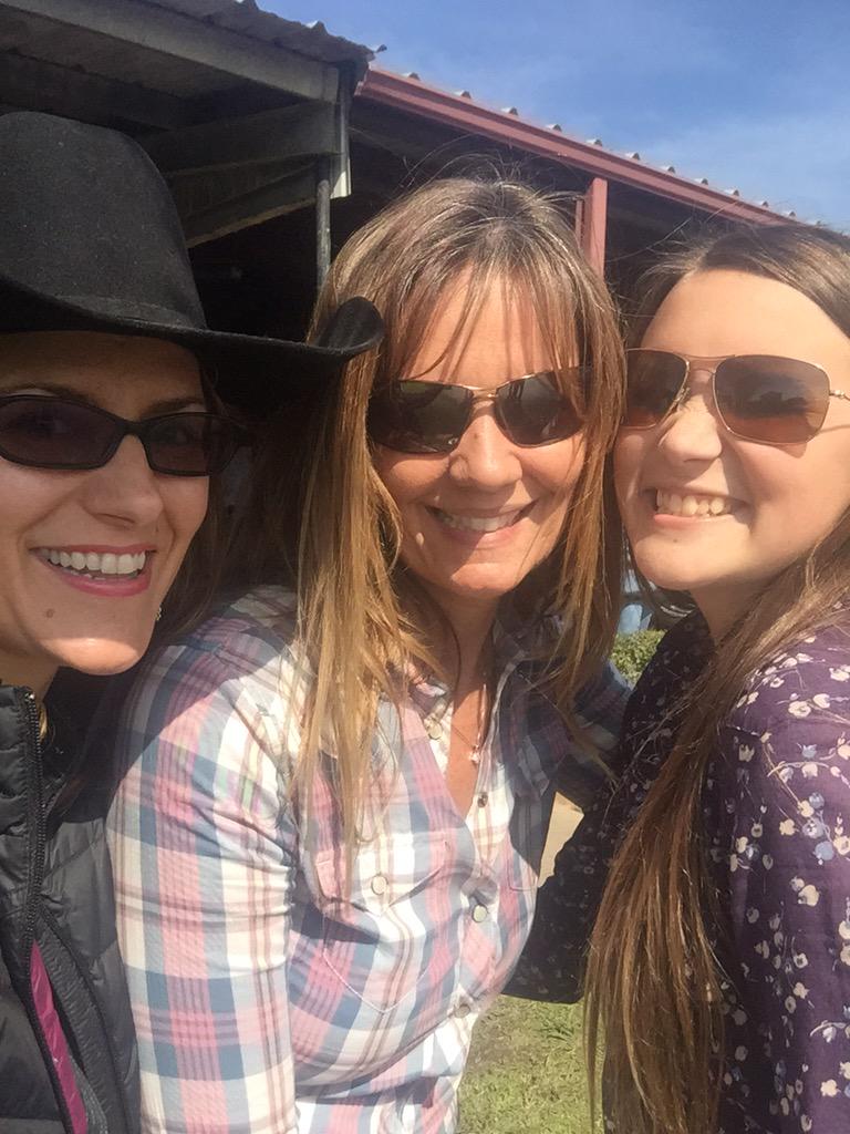 barn2buck's tweet photo. #barn2buck filming=working #allinthefamily ! http://t.co/voqUY1KfLB