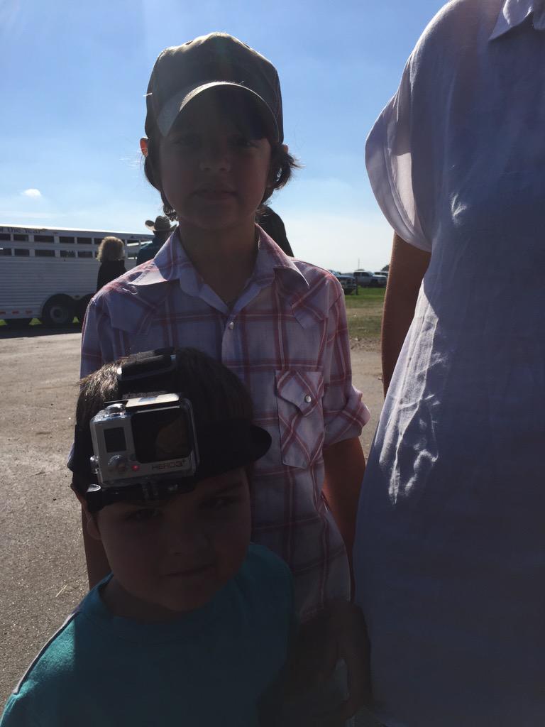 barn2buck's tweet photo. #barn2buck filming=working #allinthefamily ! http://t.co/voqUY1KfLB