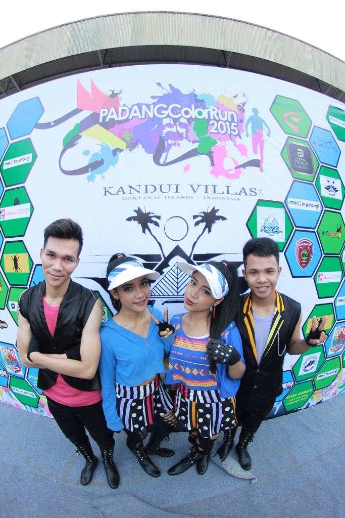 AyaOxy's tweet photo. Thankssomuch @PADANGcolorRun ketjeeeeeeeeh binggoo acaranyaaa!! Para runners luarbiasaaa👯💃 http://t.co/EAhIgSqBv8