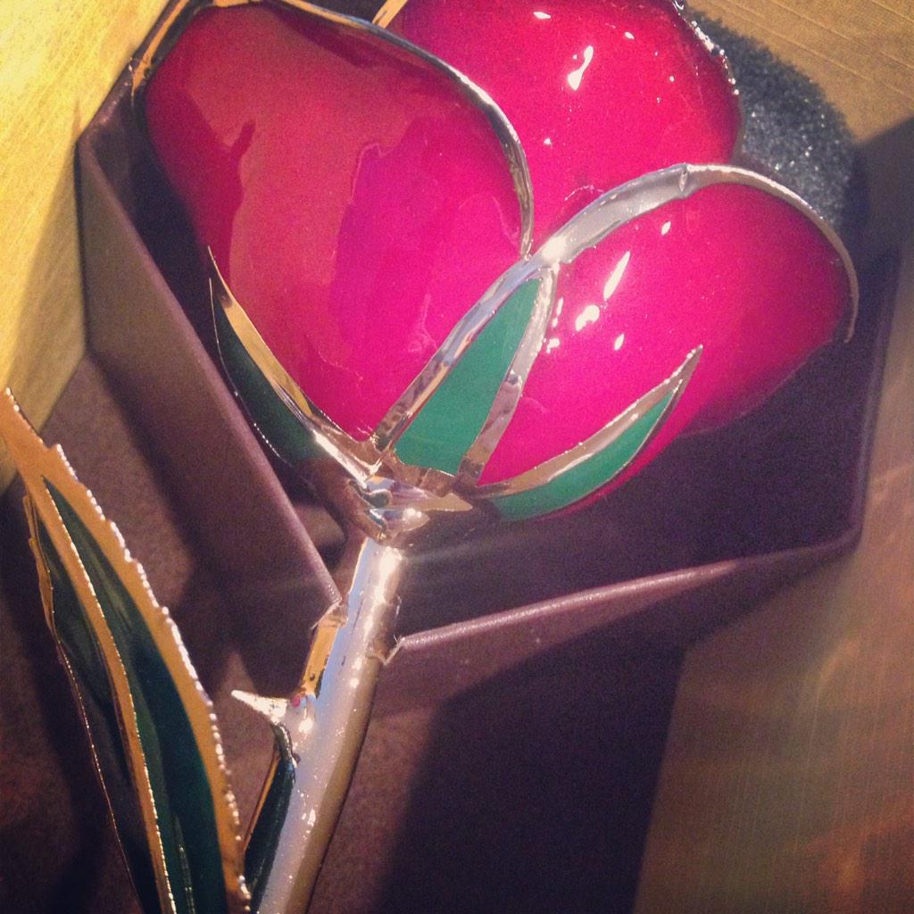 JessyLovesJesus's tweet photo. When a man trades his gloves for yours just to keep you warm, keep him forever ❤️ @Ez556 http://t.co/uu9BZlg9R2