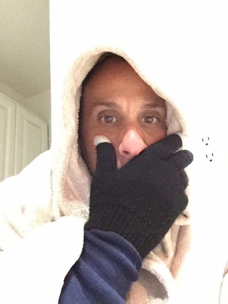 IronmanEp's tweet image. Defrosting after 2 hours outside at a working house fire. Almost hypothermic. Shits no joke. #fdproblems🚑🚒