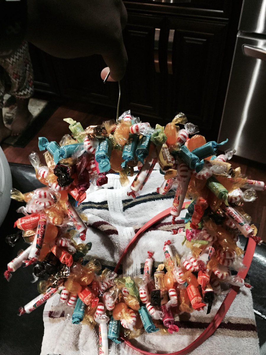 O_renEazy_E's tweet photo. Crucify Me With Kandy #Kesus #amIcuteyet #23dollarsworthofcandy #3hoursofwork http://t.co/FdvPDoRKOt