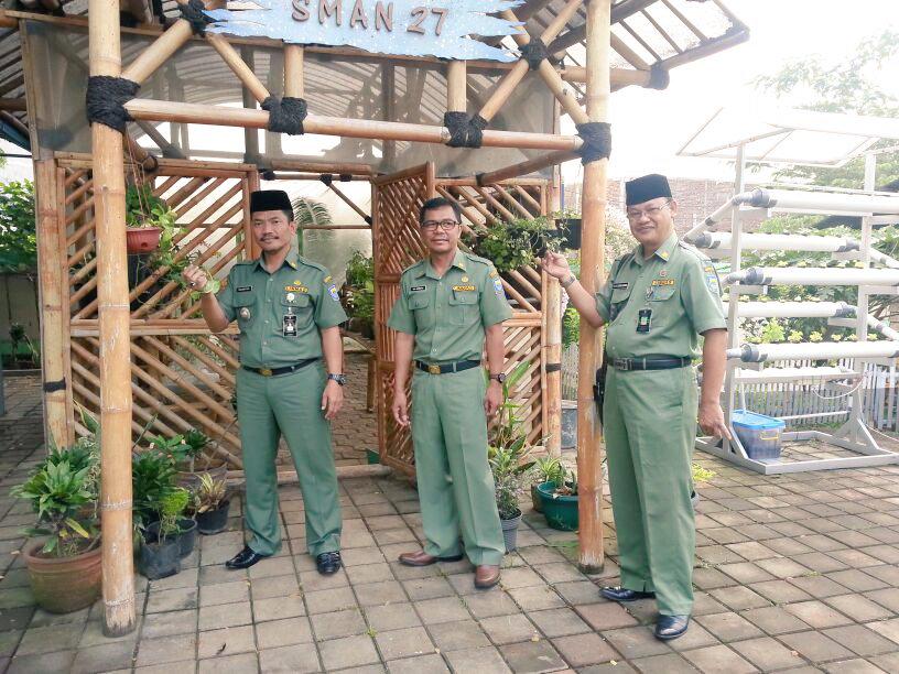 KangBoedhiHer's tweet photo. @ridwankamil JelangApelPagi di @SMAN27Bandung CamatGdbg @bank67 bersama KepalaSekolah &amp; @LurahRanum tinjau GreenHouse http://t.co/lEl2SrxAUY