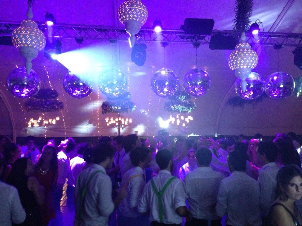 #15F #mechiysanti ! Fieston de la mano de <a href="/BrianBava/">BlacKito</a> <a href="/Jula_ad/">JulianaAlvarezDaneri</a> <a href="/SarapuraDJS/">@sarapura</a> @eatcatering