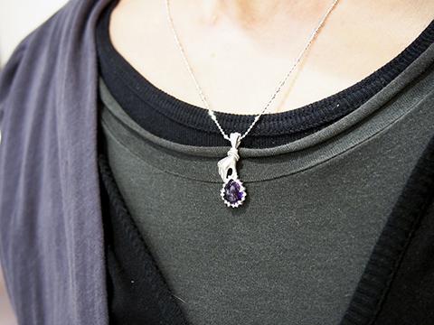 AstorySE's tweet photo. Kadomi カドミアーカイブ展より
mano a mano アメジストネックレス SV925
可憐な手先からこぼれそうな雫。さりげなくあなたを装います。
27,000円(税抜き)
#ジュエリー #アメジスト #jewly http://t.co/Yqa8X7S7mo