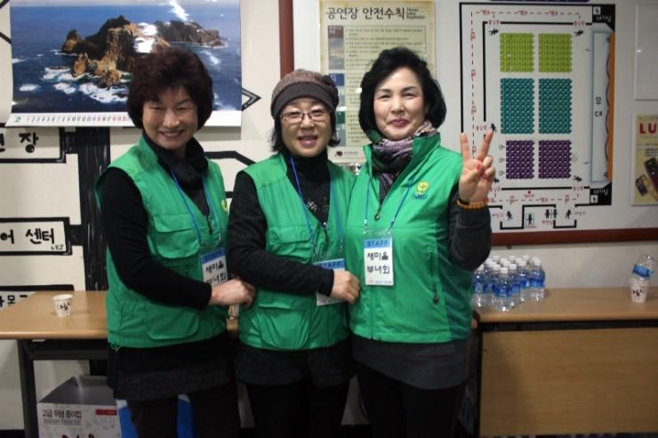 #성남시 새해는 시민과의 대화로 시작되었는데요
바로 성남시장과 시민의 새해인사회입니다!
청소년들의 참여로 뜨거웠던 정자1동 인사회,
궁금하지 않으신가요?!
#성남다이어리 bit.ly/1zGMr6C