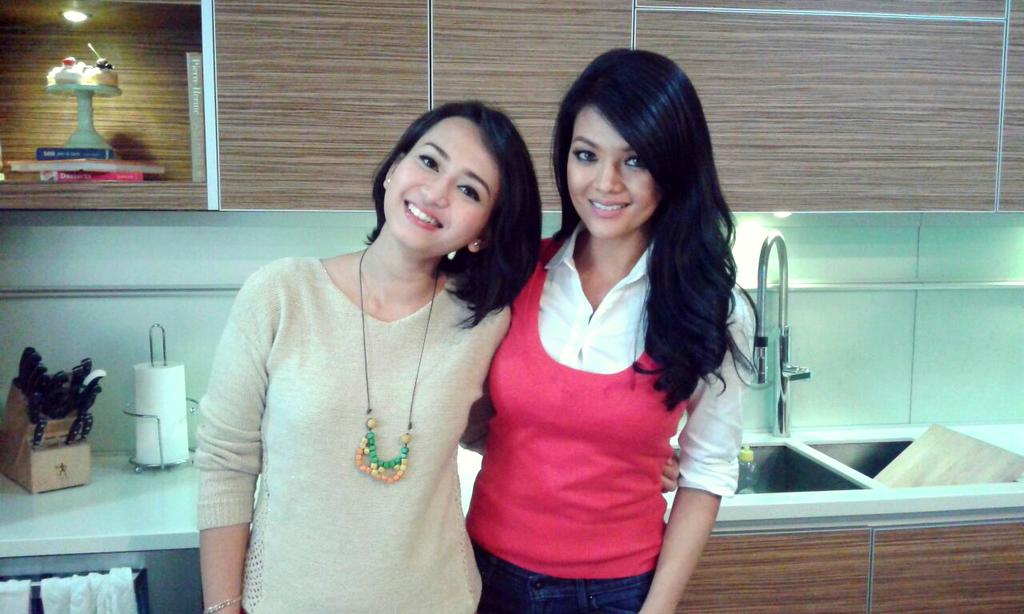 mariaendah's tweet photo. FarahQuinn & Healthy Fruit Salad dlm Food Container Glass @alfamartku di HotShot SCTV Sabtu,28 Feb'15 #WorkItsFun http://t.co/p2GjJBlvDH