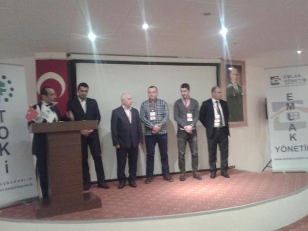 ozelsiteler's tweet photo. #emlakyonetim2015koordinasyon ailemize özelsite kazandıran arkadaşlara ödüllerini Gnl. Mdr. Syn @AliKurumahmut1 verdi http://t.co/cMKhkObKn1