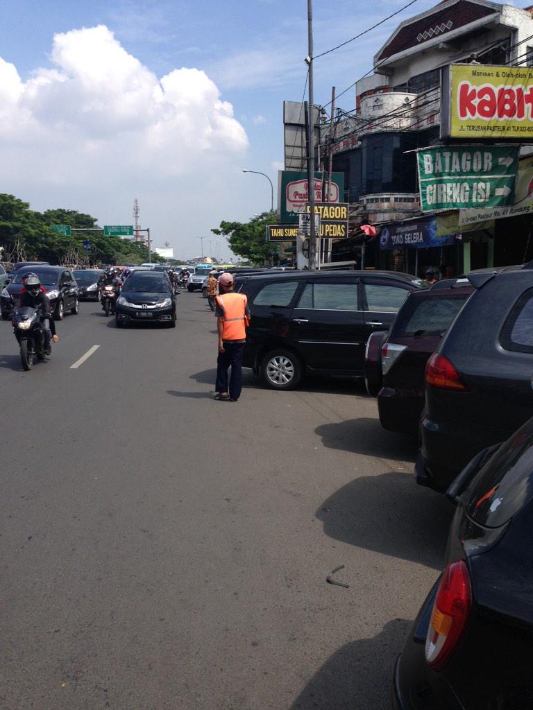infobdg's tweet photo. #suaraBDG via @aldy18th : Parkir di trotoar di biarkan dgn bebas? tlg ditertibkan pak @dishub_kotabdg TKP: Pasteur http://t.co/sXItkb74WJ