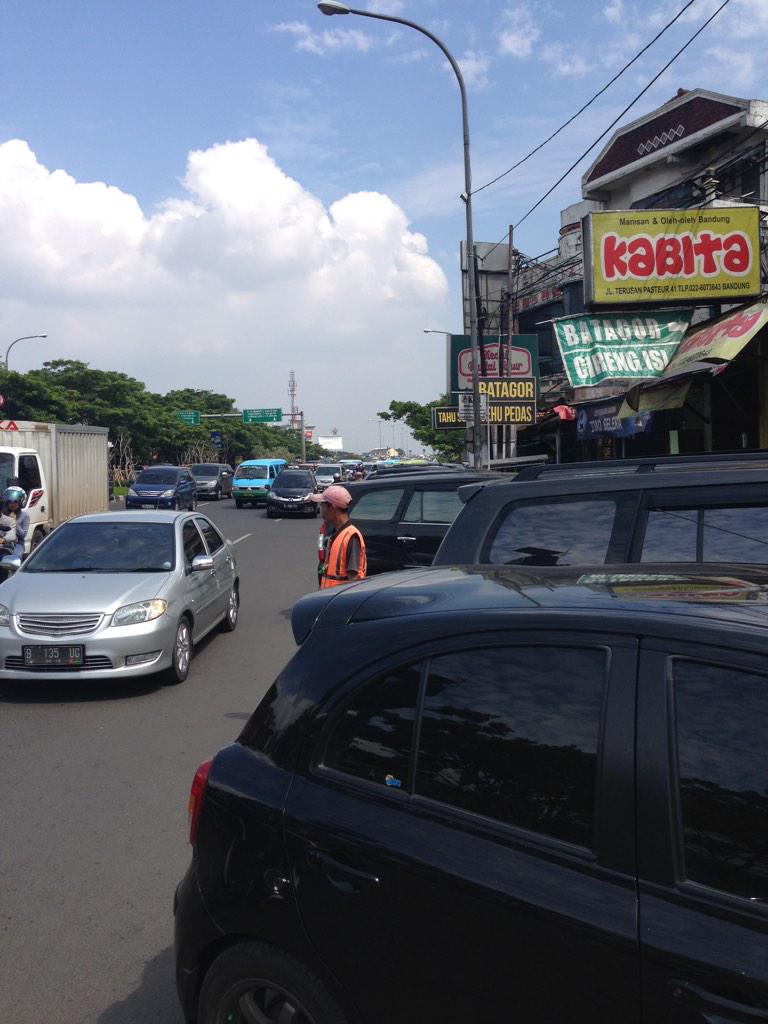infobdg's tweet photo. #suaraBDG via @aldy18th : Parkir di trotoar di biarkan dgn bebas? tlg ditertibkan pak @dishub_kotabdg TKP: Pasteur http://t.co/sXItkb74WJ