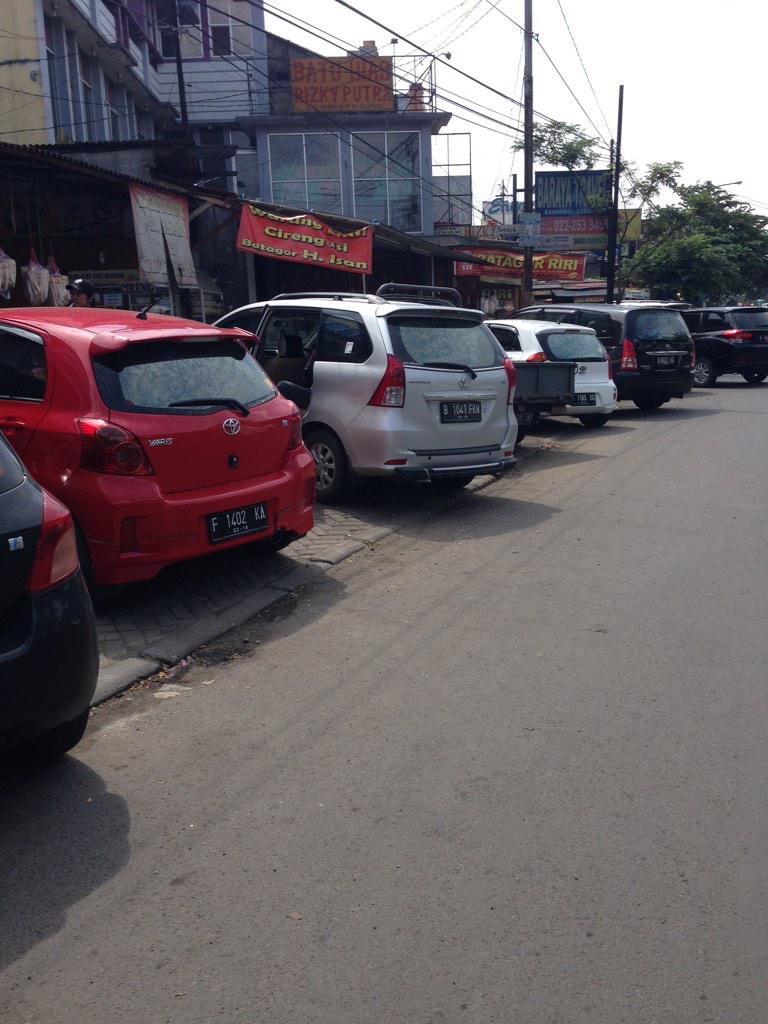 infobdg's tweet photo. #suaraBDG via @aldy18th : Parkir di trotoar di biarkan dgn bebas? tlg ditertibkan pak @dishub_kotabdg TKP: Pasteur http://t.co/sXItkb74WJ