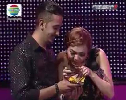 Indosiar's tweet photo. cieeee..@Rina_Nose jadi tukerin nomer hp sama Fahmi #DAcademy2 http://t.co/YLRQahLC3V