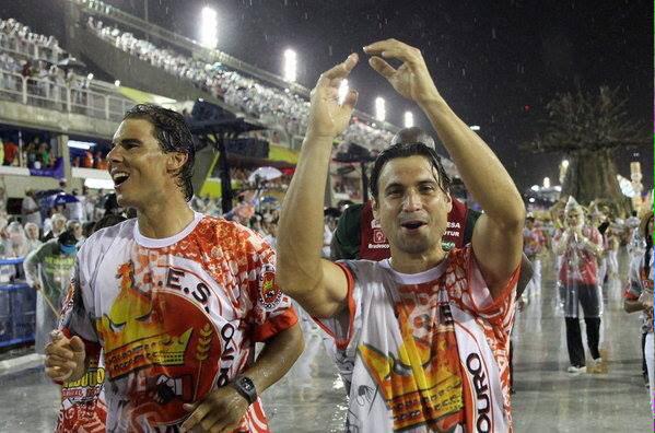 elultimoset's tweet photo. Ferrer y Nadal desfilaron en el #Sambodromo de los Carnavales en Río de Janeiro días antes de participar en el torneo http://t.co/8GdTb9e5jf