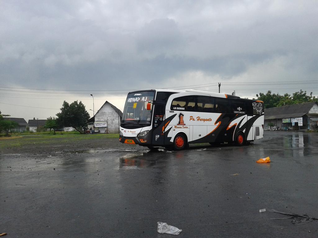 HR 106 "LA SAMBA" HINO RK-8 at Terminal Bis Kartasura <a href="/SukaFotoBis/">ceritadijalan.co</a>