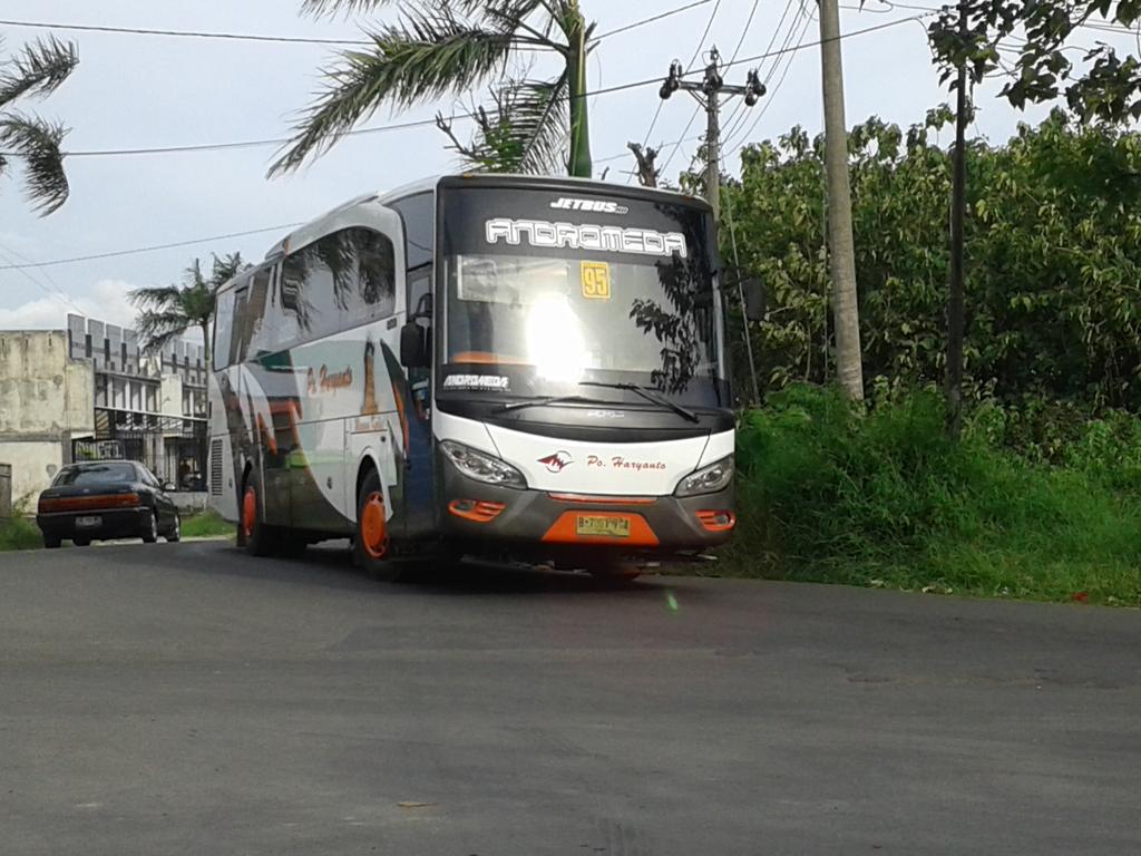 HR 95 "ANDROMEDA" Hino RK8 saat akan memasuki terminal Bis Kartasura ;) <a href="/SukaFotoBis/">ceritadijalan.co</a> <a href="/Haryanto_Mania/">Haryanto Mania</a>