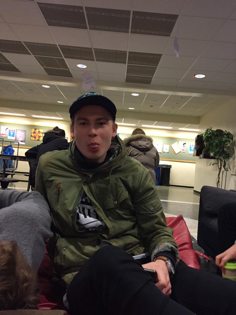 100 RT og Markús og Elín Sóley (tvíburar) fara í sleik #gví