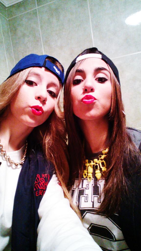 Sarah_mtnez's tweet photo. #Estarvivaesloqcuenta @PilimLopezz @Consu_97 Osquiero locassss http://t.co/lpx6HdD06H