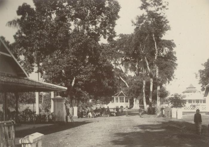 Suasana sekitar Jalan Siliwangi (sekarang) dan alun-alun Garut tahun 1895 #GaroetBaheula [sumber foto : KITLV]