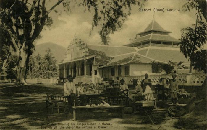Pedagang kaki lima disekitar Masigit Garut tahun 1910 #GaroetBaheula #202Garut [sumber foto :  KITLV]