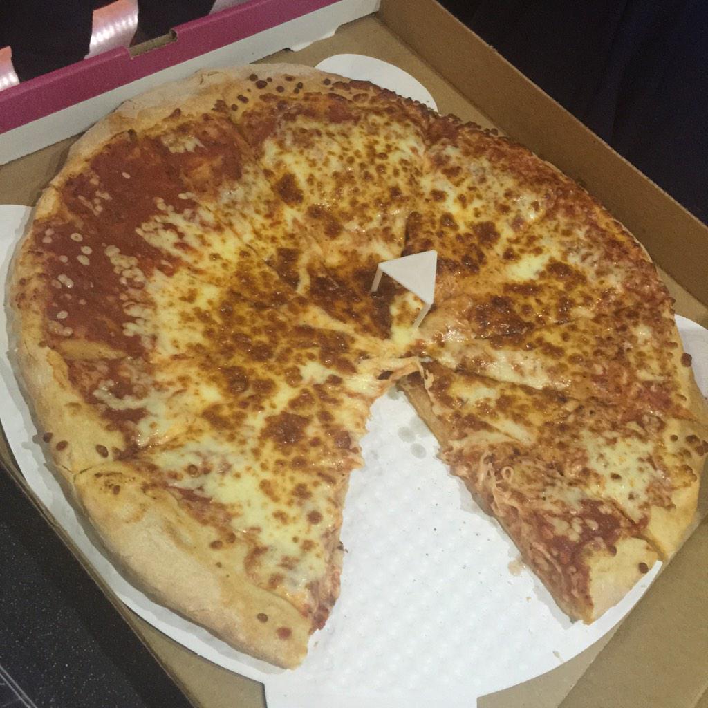 CHERUBlamusica's tweet photo. The [Minneapolis] Pizza Challenge: Jason has 1 hr to eat this WHOLE pizza. CAN HE DO IT?! http://t.co/Et0KEQzQsN