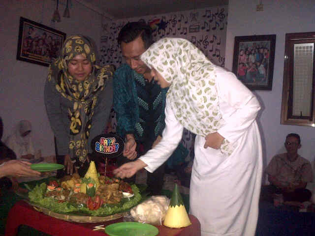 That moment, when Host Anna(BeoliFM), DJ Zaky &amp; DJ Jihan(KharismaFM) Birthday and put the Tumpeng! <a href="/beoliradio/">BEOLI FM</a>