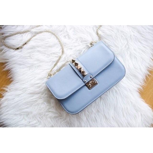 risnaawahyunii's tweet image. "@MaisonValentino: Monday morning blues. 💙 #lockbag #rockstuds image via @instyylee ift.tt/1vOFbuB http://t.co/W3odZjB6PS"