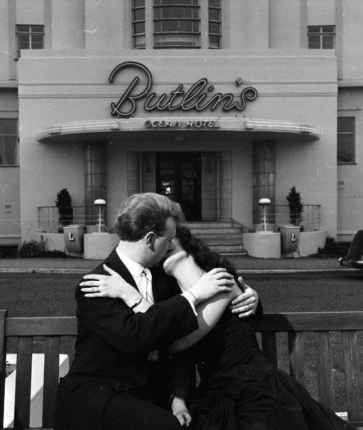 Butlins's tweet photo. You've got until midnight tonight to enter our #ButlinsKiss competition! http://t.co/mBasT6ZgdY http://t.co/nakUEcI2Zd