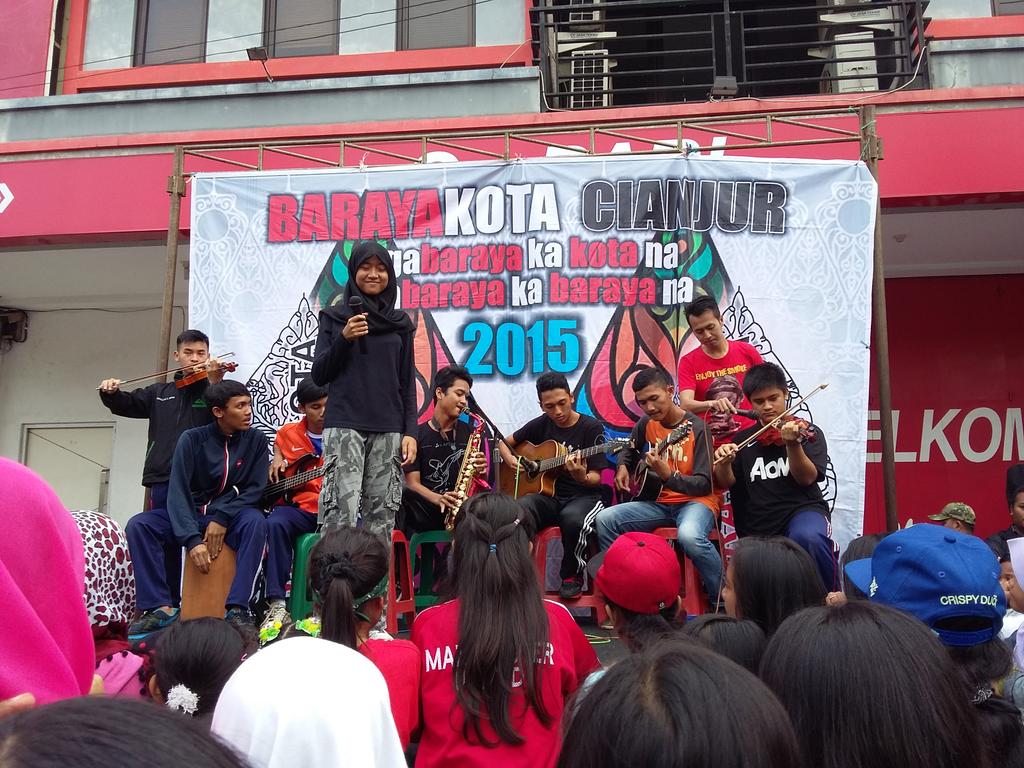 SpectaDekade's tweet photo. Ini salah satu foto saat menyanyikan jingle specta dekade ciptaan Teguh di CFD:D http://t.co/oJwr1EJ3Kp