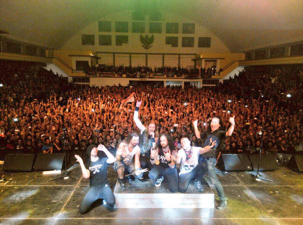 NugStanza's tweet photo. Celebrate the valentines day with something faster..louder..dragonforce live in surabaya! http://t.co/QDrTdUszn3