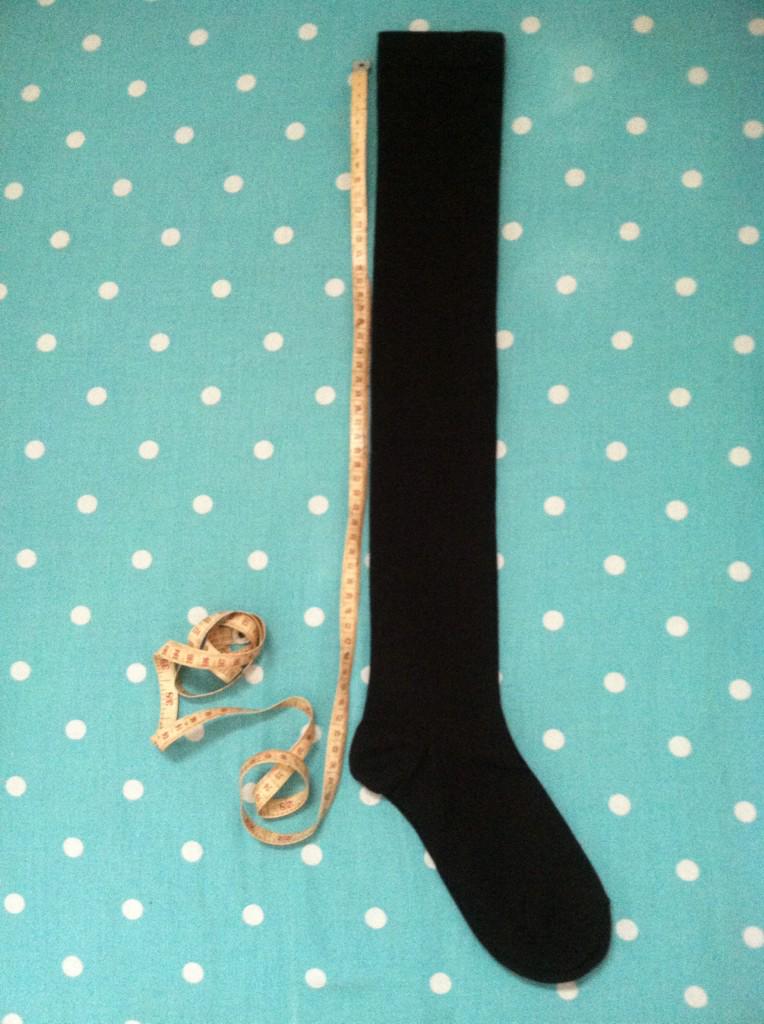 TightReseller's tweet photo. Ready stock kaoskaki panjang sepaha warna hitam &amp; Putih #kaoskakipanjang #kaoskakisepaha #overkneesocks http://t.co/H9bQqCsKEd