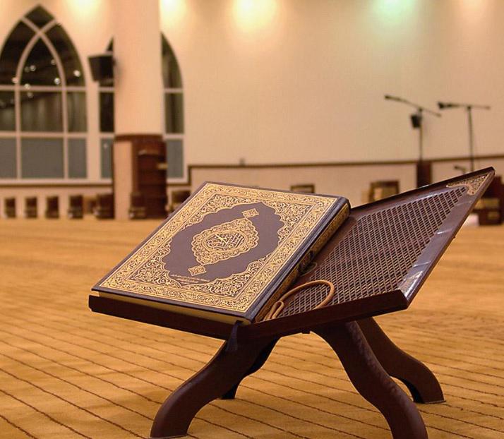 ArabicBest's tweet image. سأل رجلٌ أحد الصالحين  :
كم أقرأ من  #القرآن ؟
قال : بقدر حاجتك من السعادة .