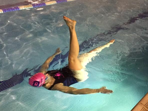 SwimLabUK's tweet photo. Karen still has energy for a bit of post swim synchro last nigh @HamptonPool @RunwithKaren @sheppertonswim #SwimCore http://t.co/XwzbsDccFj