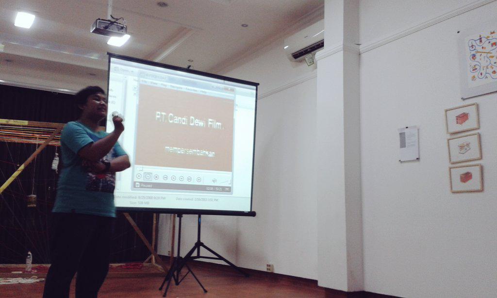 Youthssfm's tweet photo. Ipung dari Surabaya Punya Cerita mempresentasikan alasan kenapa dipilih film Inem Pelayan Sexy 2 di #PerakProject .. http://t.co/hsgHelCxmt