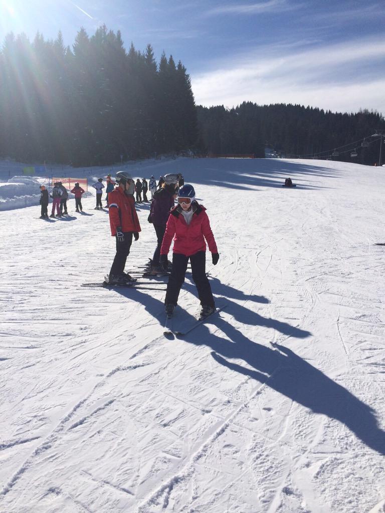 PenistoneGS's tweet image. #Learningisearning Look at our 1st class ski students! Perfect conditions! @PGSALCPESport