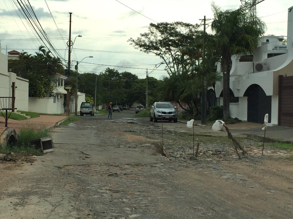 aedossa's tweet photo. @abcdigital @juntaasuncion @fededsi @sntcanal9 otra vez el pozo de agustin barrios casi san rafael y ni llovio http://t.co/Fga27frkKm