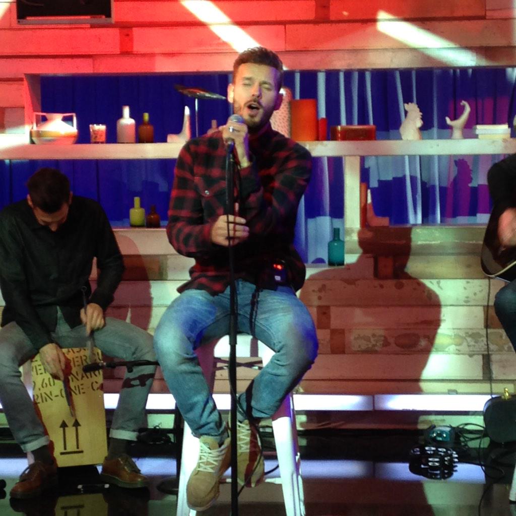 cavousf5's tweet photo. Magnifiques répétitions de @MPOFFICIAL avant le live de ce soir dans #cavous, "Le monde" #RED 😍 http://t.co/x1QpKF4D7L