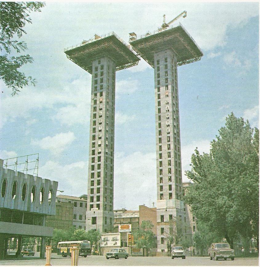 SecretosdeMadri's tweet photo. ¿Sabías que las Torres de Colón se construyeron de arriba hacia abajo? Te lo cuento--> http://t.co/0F9HQHK5sP #madrid http://t.co/FkFRKK9nak