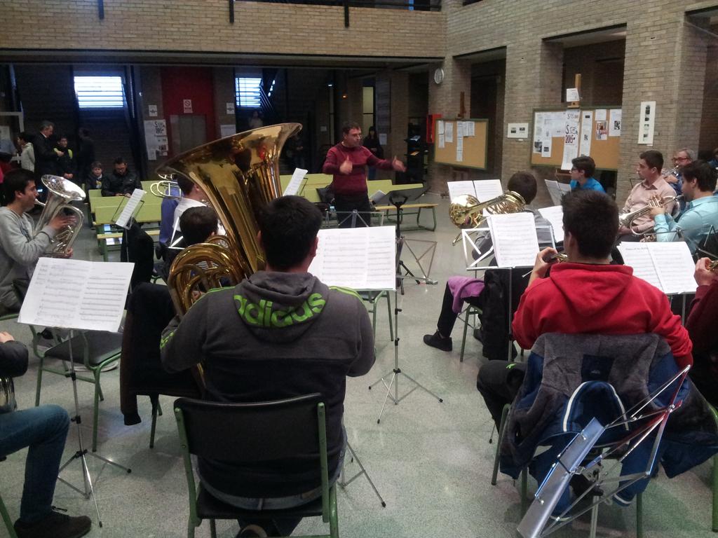 CPMCastellon's tweet photo. Assajant la Brass Band del @CPMCastellon  dirigits pel mestre @jserraf2012 Concert 19h.Al hall. #setmanacultural http://t.co/Z08qMjwYup