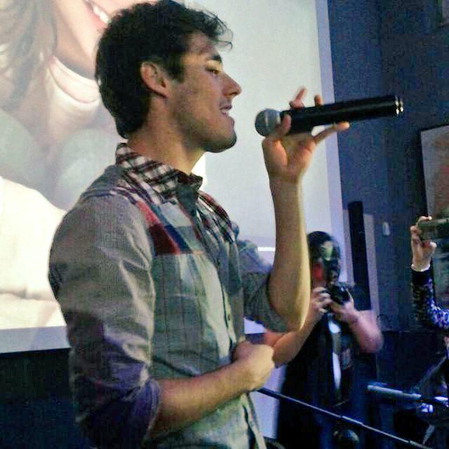 vivodejorge's tweet photo. cuando mantienen el micrófono en tu mano puede mejorar la vida de mil millones de chicas😘 #LoPopular2015 #JorgeBlanco http://t.co/FbOuIgi8gC