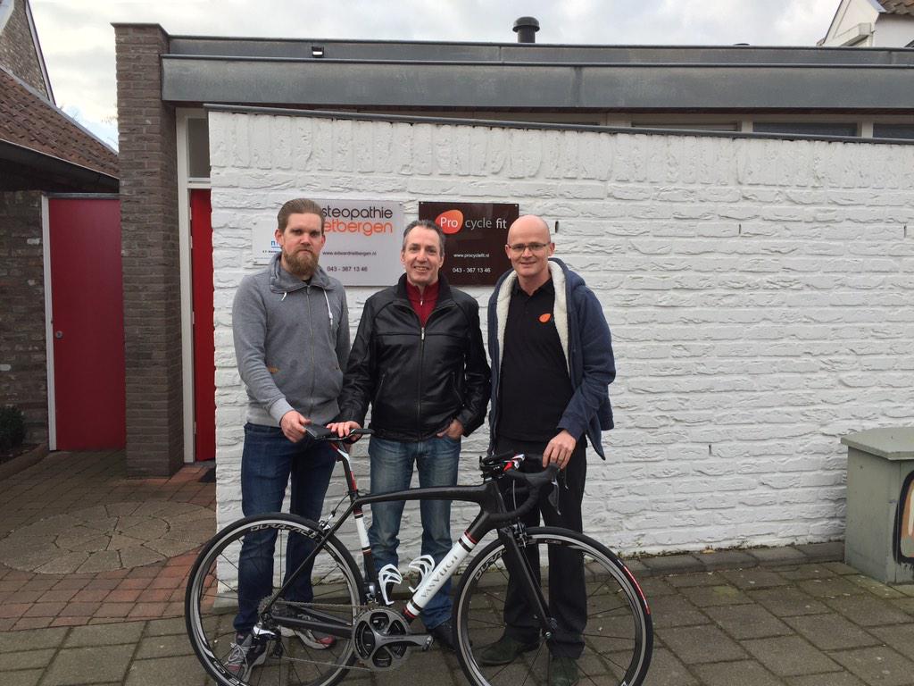 ProCycleFit's tweet photo. Vandaag eerste unieke "van Vugt" volledig custom Carbon fiets geleverd!!! http://t.co/ippkf9S6h6