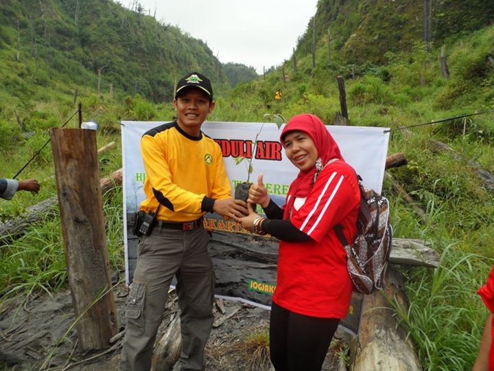 ListiyantoAgus's tweet photo. @latenights_ttv save water merapi after eruption 2010 http://t.co/BYSC8bdOYB