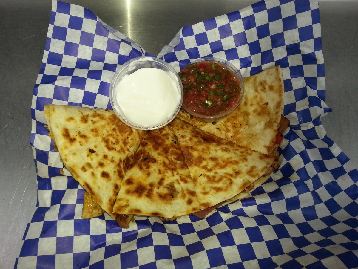 OfftheGriddle1's tweet photo. Serving today @UFInnovation Until 1:30 pm. Come get some food and stay warm. #offthegriddle #Gnv #foodtruckwednesday http://t.co/Hne3jsb8ZI