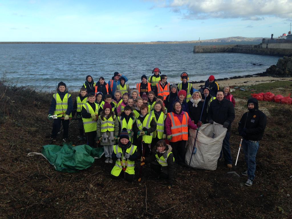 sarahjdavies1's tweet photo. Everyone working hard for the community #Renovation of #Newrybeach @ceriwalsh @TescoG105 @Em_Goodall @benzdavies http://t.co/2uGKa8TWkG