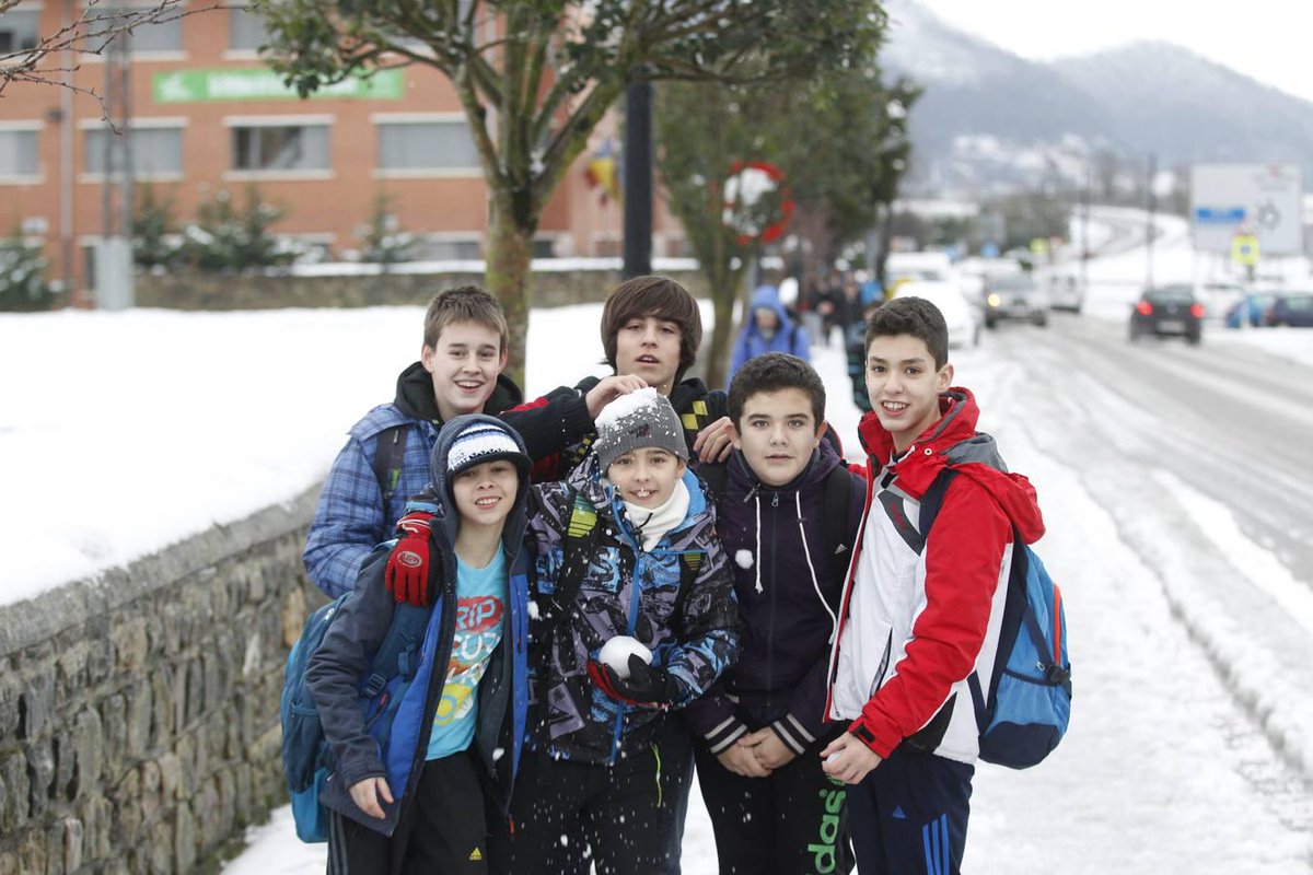 dmontanes's tweet photo. El Gobierno sopesa cerrar todos los colegios hoy y mañana http://t.co/H1EcrPgqAG http://t.co/EnsZrx2WRA