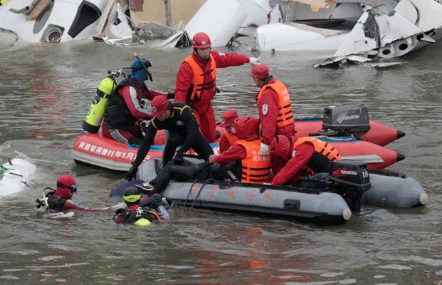 ElDia_do's tweet photo. Al menos 23 muertos al estrellarse avión de pasajeros en río de Taiwán
http://t.co/jyasMLz8kn http://t.co/TbP7JoQoov