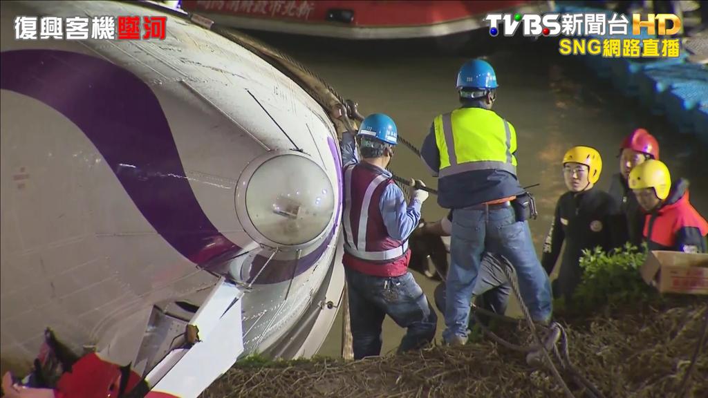 SukoontheeC's tweet image. 19:50 ปั่นจั่นยกซากส่วนท้าย#GE335 ขึ้นฝั่งได้แล้ว #springstudios