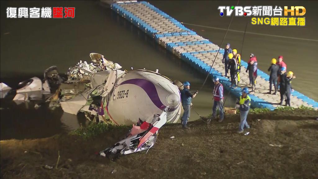 SukoontheeC's tweet image. 19:50 ปั่นจั่นยกซากส่วนท้าย#GE335 ขึ้นฝั่งได้แล้ว #springstudios